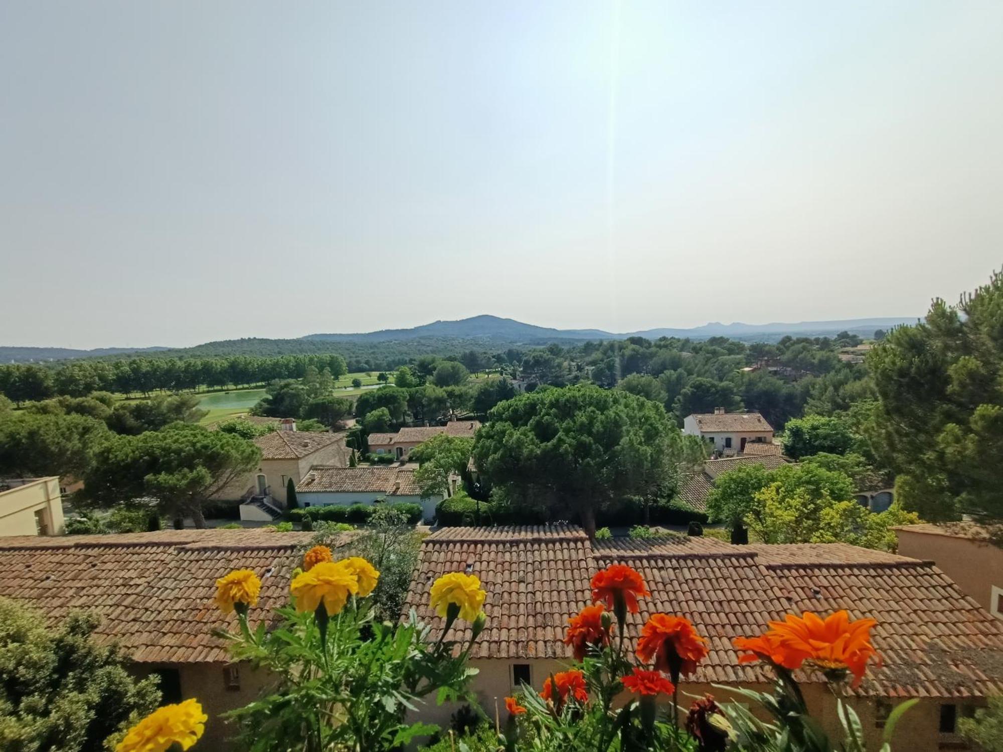 Charmant T2 Climatise Avec Belle Vue , Golf De Pont-Royal Mallemort Room photo